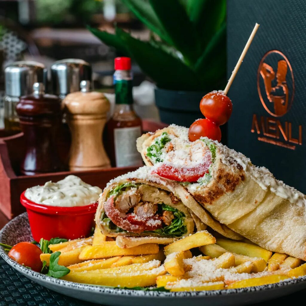 Tortilja sa piletinom i pomfritom za Menli stolom